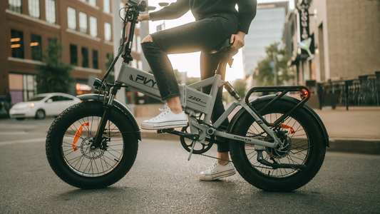 E-Biken bei nassem Wetter: Wie man sich am besten auf eine regnerische Fahrt vorbereitet